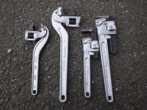 パイプレンチとコーナーレンチ】水道屋さんおすすめのパイプレンチと